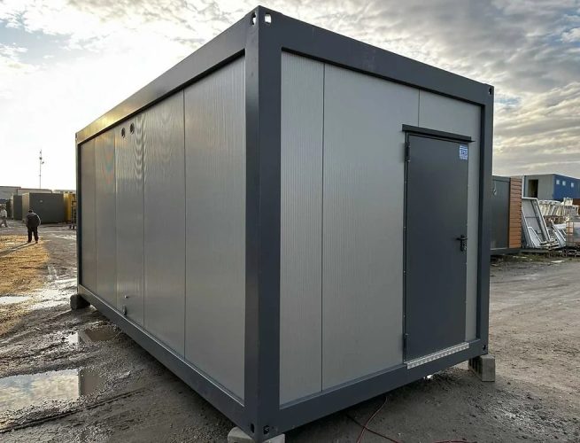 Container sanitario 3×6 – 6 docce, 2 lavabi, scaldacqua da 300 litri