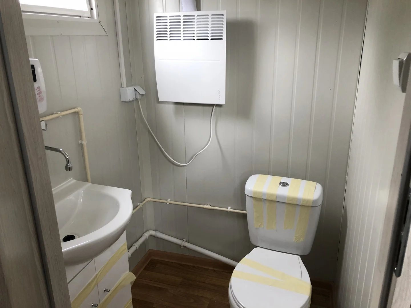Bürocontainer 4×2,20 m mit Sanitärbereich - Foto 2