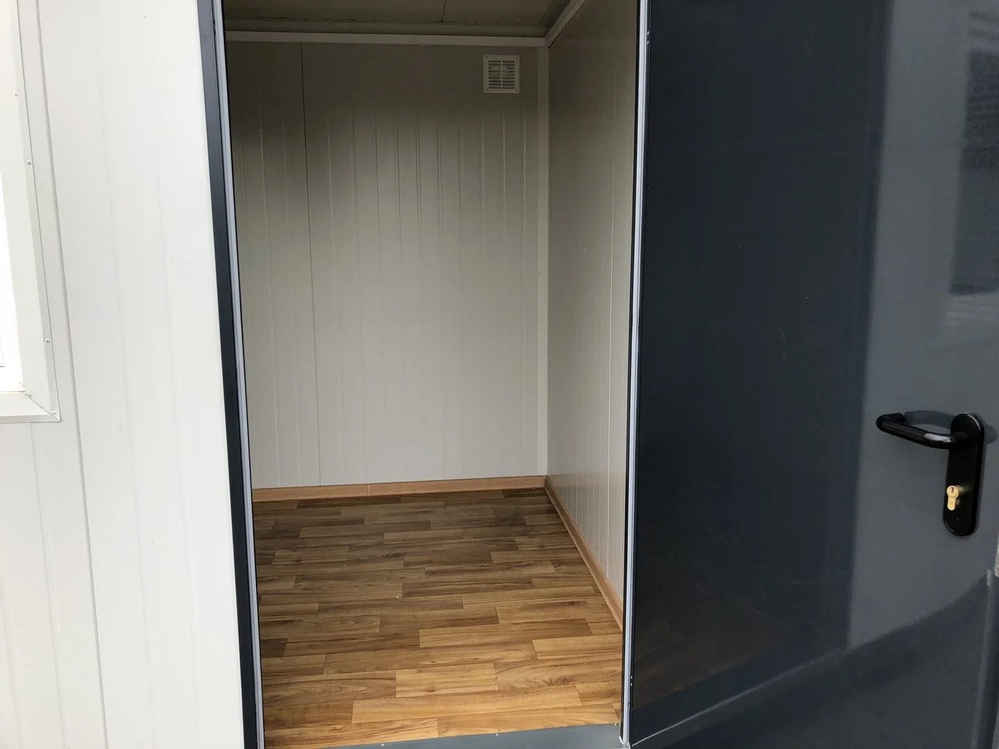 Bürocontainer 4×2,20 m mit Sanitärbereich - Foto 6
